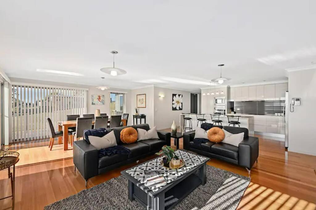 Вилла Windbourne House The Ultimate Base Сент-Хеленс Экстерьер фото